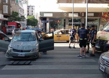 Se encandiló, cruzó en rojo y chocó contra un colectivo en avenida Colón
