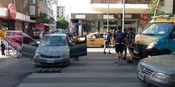 Se encandiló, cruzó en rojo y chocó contra un colectivo en avenida Colón