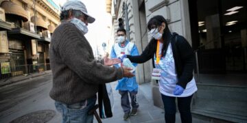 Vuelven a recomendar el uso barbijos en espacios cerrados y transporte tras la suba de casos