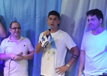 Laguna Larga celebró la llegada del campeón Dybala en manos de una gran multitud