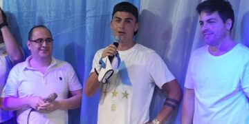 Laguna Larga celebró la llegada del campeón Dybala en manos de una gran multitud