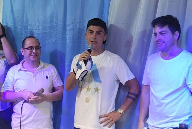 Laguna Larga celebró la llegada del campeón Dybala en manos de una gran multitud