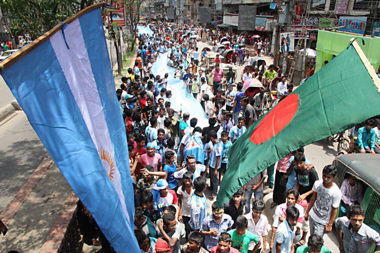 Las calles de Bangladesh, en el sur asiático, desbordadas de camisetas argentinas.