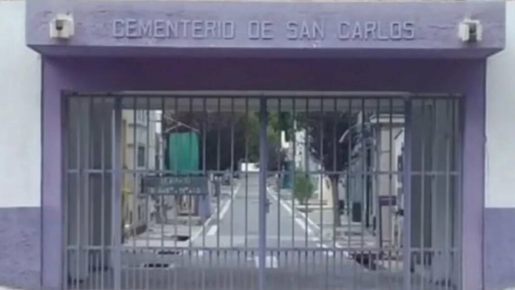 Un joven entró a buscar una pelota que cayó en un cementerio y jamás volvió