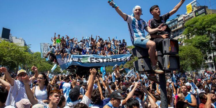Una marea albiceleste celebra a los campeones y obliga a cambiar el recorrido de la caravana