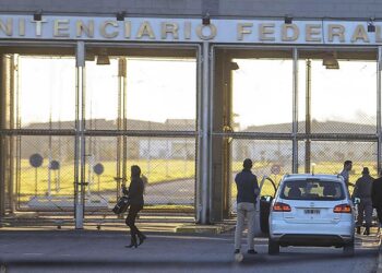 Un acusado en la causa de espionaje ilegal pidió su sobreseimiento y puso como testigo al Presidente