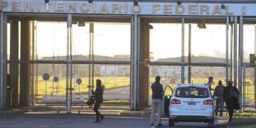 Un acusado en la causa de espionaje ilegal pidió su sobreseimiento y puso como testigo al Presidente