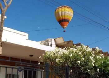 Un globo aerostático debió aterrizar de emergencia en el patio de una casa