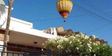 Un globo aerostático debió aterrizar de emergencia en el patio de una casa