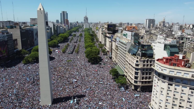Cuatro millones de personas colman las calles porteñas para festejar con la Selección