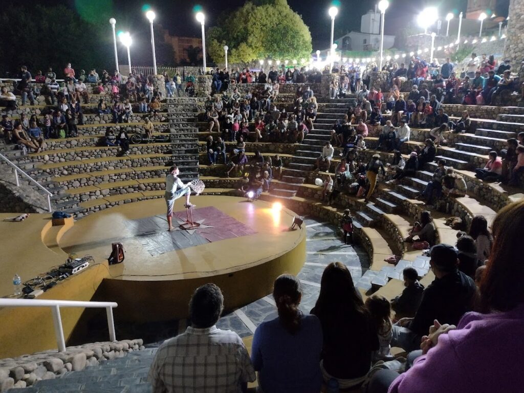 “Celebramos el teatro porque estamos en democracia”