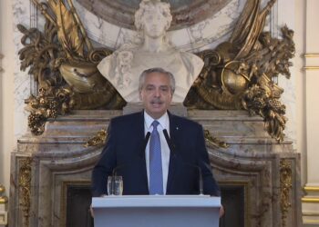 Fernández pidió a la Justicia que se investigue el viaje al sur de jueces y empresarios