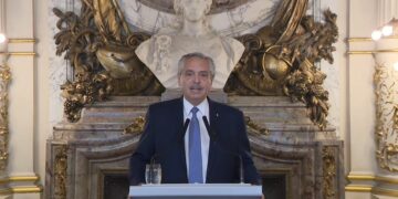 Fernández pidió a la Justicia que se investigue el viaje al sur de jueces y empresarios