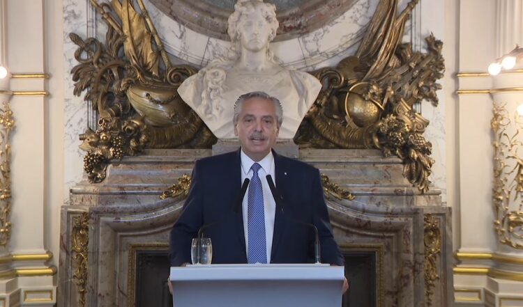 Fernández pidió a la Justicia que se investigue el viaje al sur de jueces y empresarios