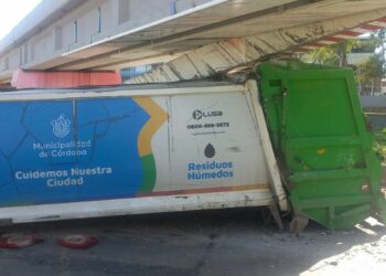 Un camión recolector impactó contra un puente en Costanera