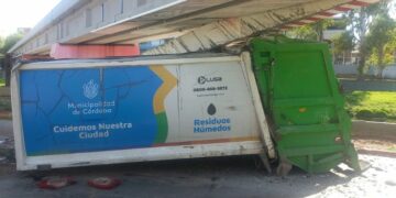 Un camión recolector impactó contra un puente en Costanera