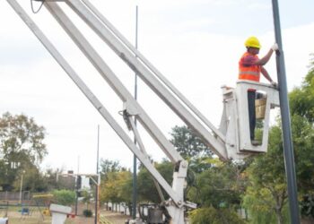 Renuevan alumbrado en plazas con 1.250 columnas recicladas provenientes de pozos petroleros