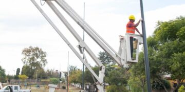 Renuevan alumbrado en plazas con 1.250 columnas recicladas provenientes de pozos petroleros