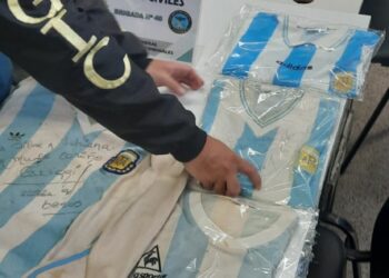 Recuperan en Córdoba camisetas robadas de Caniggia