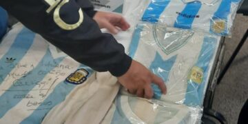 Recuperan en Córdoba camisetas robadas de Caniggia