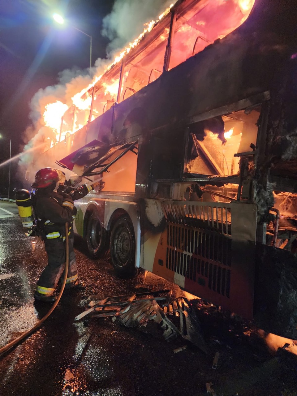 Un colectivo se incendió en plena avenida Circunvalación
