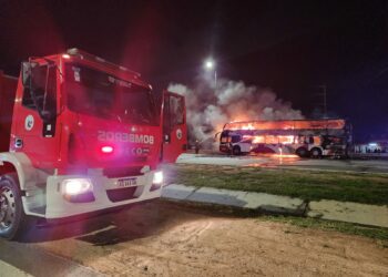 Un colectivo se incendió en plena avenida Circunvalación