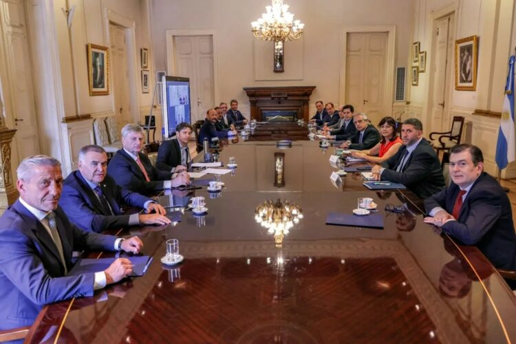 El mandatario se reunió con 14 gobernadores en la Casa Rosada.