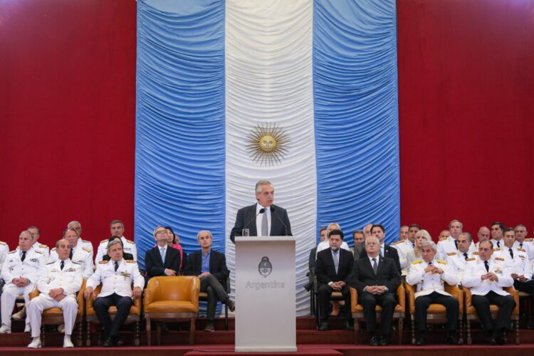 El Presidente encabezó ayer la ceremonia de egreso de oficiales de las FF.AA.