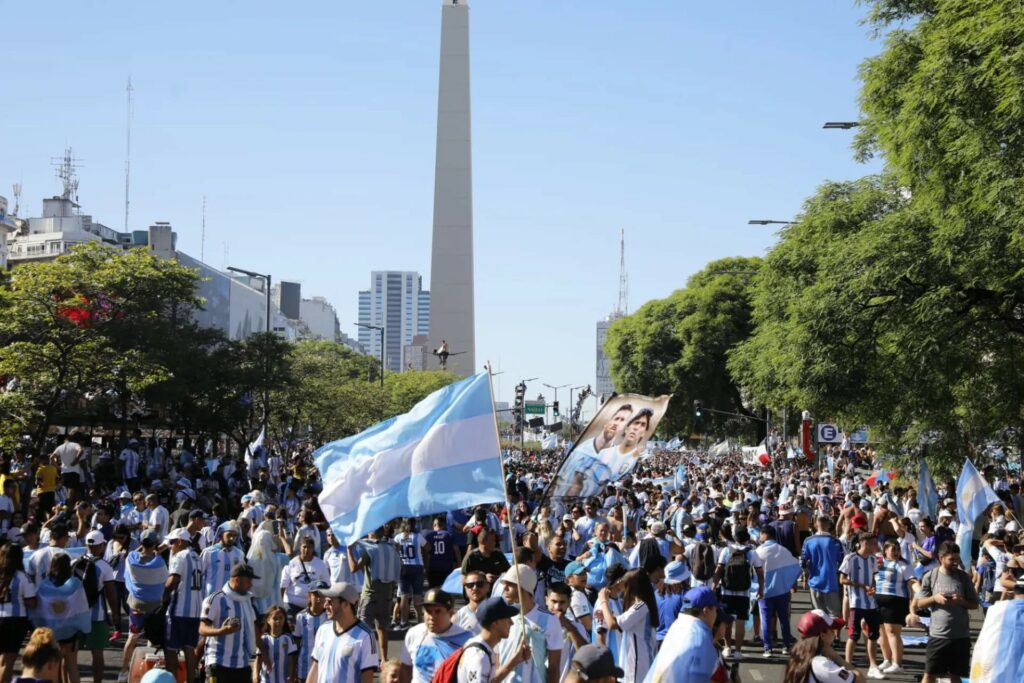 Un saludo desde el cielo a una imponente demostración de agradecimiento de los hinchas