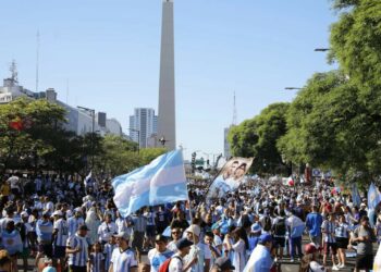 Un saludo desde el cielo a una imponente demostración de agradecimiento de los hinchas