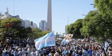Un saludo desde el cielo a una imponente demostración de agradecimiento de los hinchas