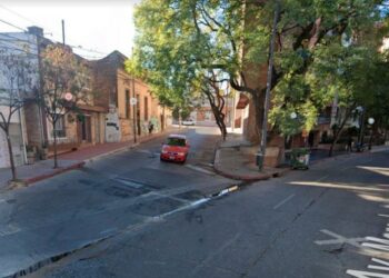 Una mujer cayó en un desagüe y murió en pleno centro