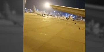 Simuló un parto en el avión, aterrizaron de emergencia y 28 inmigrantes escaparon