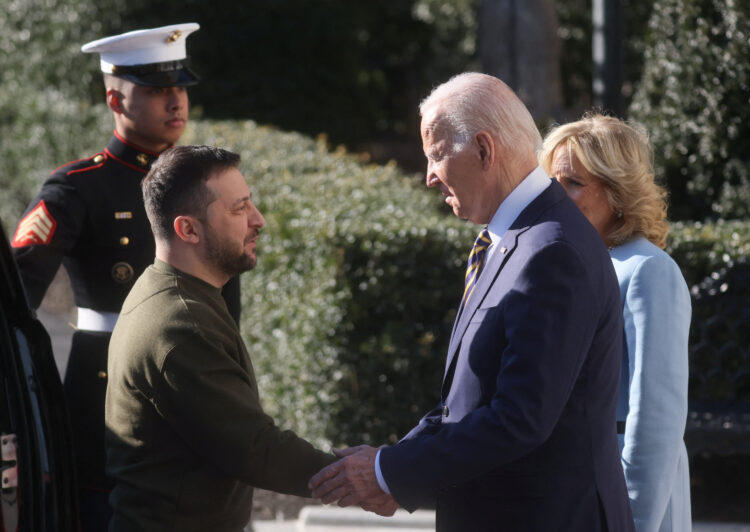 Zelenski, presidente ucraniano, saluda a Biden al llegar a la Casa Blanca.