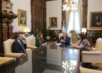El Gobierno anunció dos bonos para intentar paliar la crisis social
