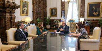 El Gobierno anunció dos bonos para intentar paliar la crisis social