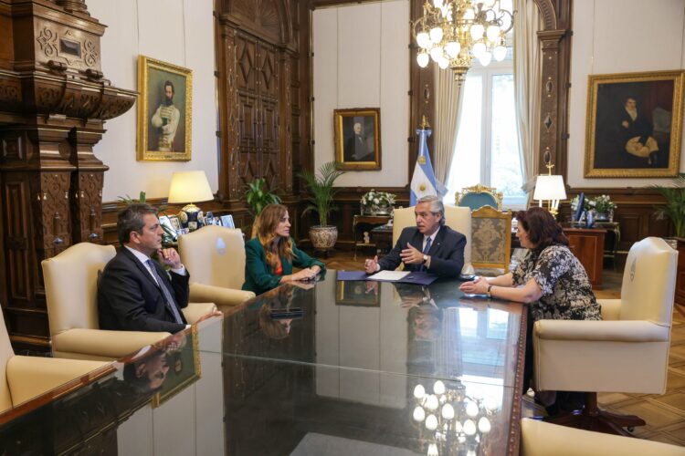 Fernández en la reunión con Olmos, Tolosa Paz y Massa.