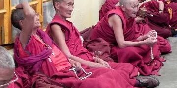 Un grupo de monjes budistas fue expulsado de un templo por una increíble razón