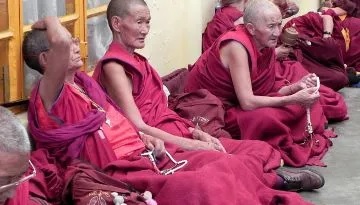 Un grupo de monjes budistas fue expulsado de un templo por una increíble razón