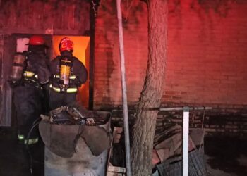 Se incendió un galpón de Villa Esquiú con varios vehículos dentro y quedó registrado