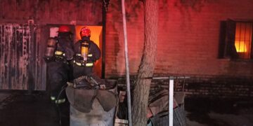 Se incendió un galpón de Villa Esquiú con varios vehículos dentro y quedó registrado