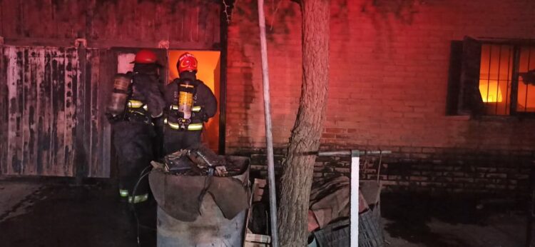 Se incendió un galpón de Villa Esquiú con varios vehículos dentro y quedó registrado