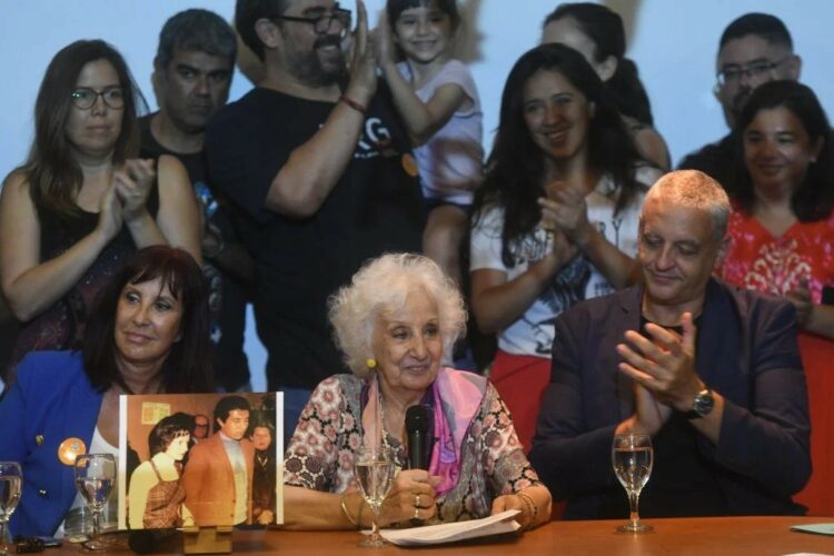 Carlotto: la restitución de identidad de nieto 131 da "esperanza de encontrar a los que faltan"