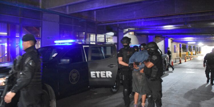 Un muerto luego del intento de fuga del asesino serial Carmona