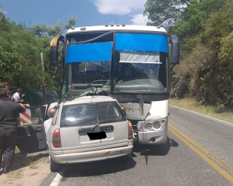 Solo uno de los ocupantes del rodado menor sobrevivió, pero está grave.