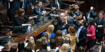 Fuerte tensión en Diputados por un enfrentamiento con JxC