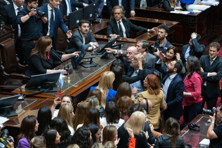 Fuerte tensión en Diputados por un enfrentamiento con JxC