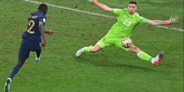 Editaron un video en el que el “Dibu” Martínez no ataja el último disparo del partido y Francia gana la Copa del Mundo