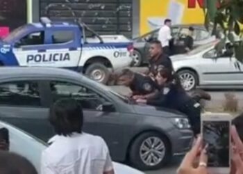Seguirá detenido el joven que quiso evitar un control y arrastró a dos policías sobre el capot del auto