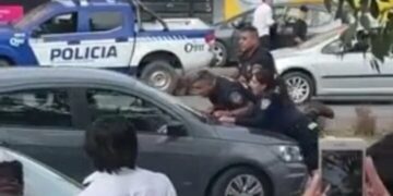 Seguirá detenido el joven que quiso evitar un control y arrastró a dos policías sobre el capot del auto